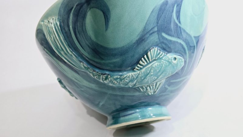 Handgjord Salladsskål från Moon and Peepers Pottery – Dekorerad i Fiskmotiv