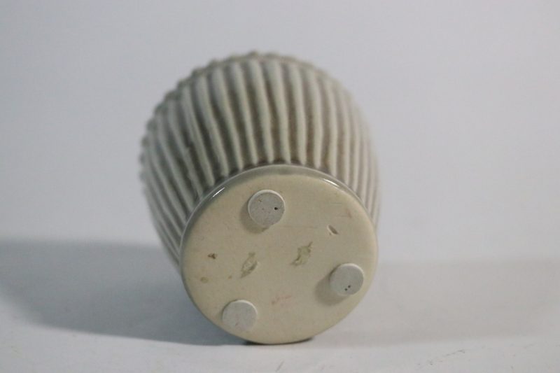 Charmig vintagekruka i keramik – ca 6,5 cm hög