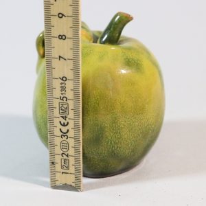SKULPTUR, "äpple", glaserad lergods, otydligt signerad