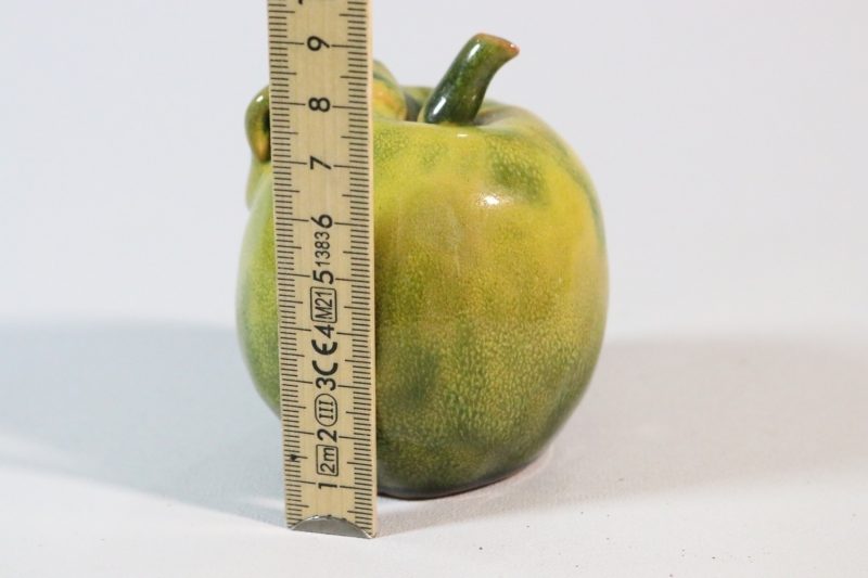SKULPTUR, "äpple", glaserad lergods, otydligt signerad