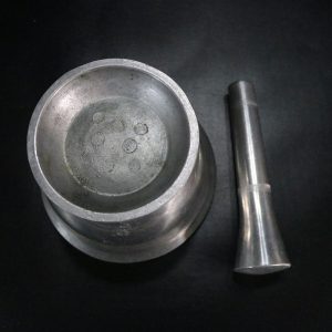 Mortel med mortelstöt , metall troligen aluminium