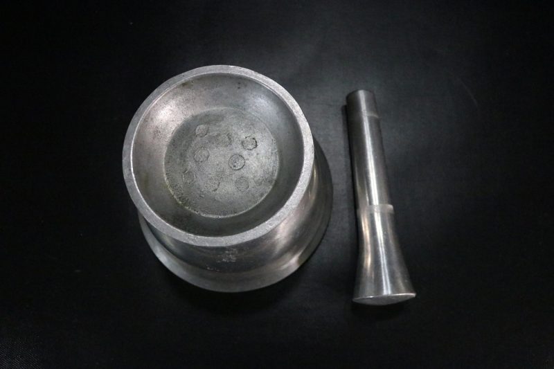 Mortel med mortelstöt , metall troligen aluminium