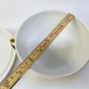 Elegant soppskål med gyllene detaljer och handmålat motiv
