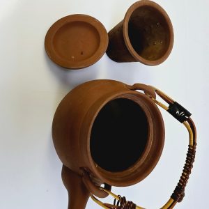 Traditionell terrakottatekanna med handtag och sil
