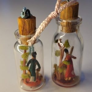 Miniaturfigurer i flaskor, trädårdsarbetare