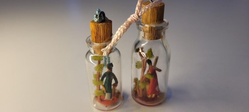Miniaturfigurer i flaskor, trädårdsarbetare
