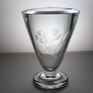 Vacker glasvas med etsad dekor av blommor, tung 18cm hög