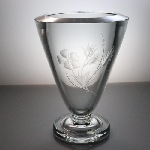 Vacker glasvas med etsad dekor av blommor, tung 18cm hög