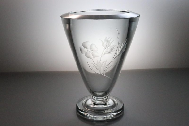 Vacker glasvas med etsad dekor av blommor, tung 18cm hög