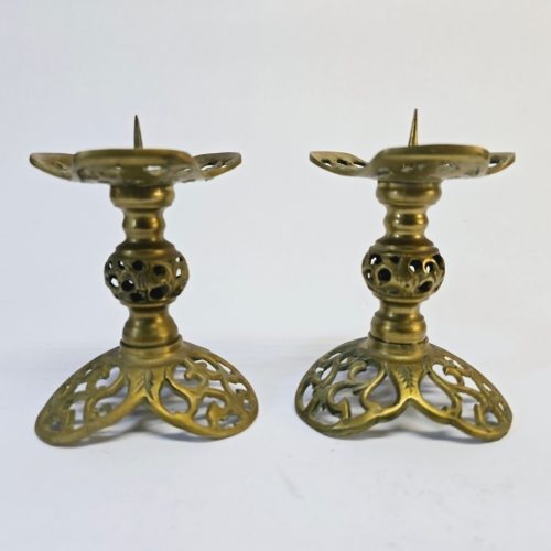 Eleganta Ljusstakar i Mässing – Klassisk och Ornamenterad Design