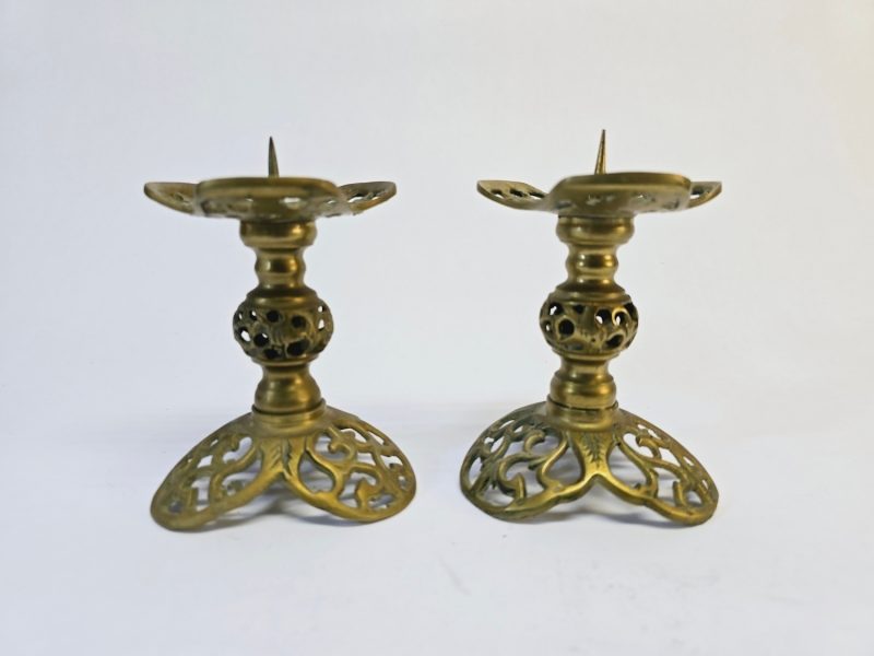 Eleganta Ljusstakar i Mässing – Klassisk och Ornamenterad Design
