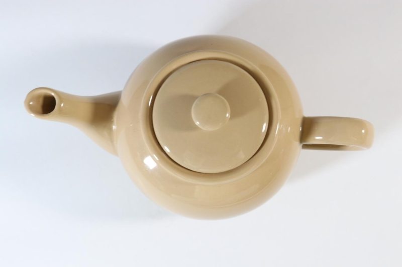 Tekanna med lock – färg: beige– typisk engelsk tekanna "create by just mugs"