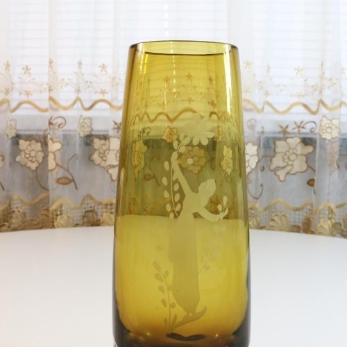 VAS, i färgat glas med etsad dekor -  25,5cm hög