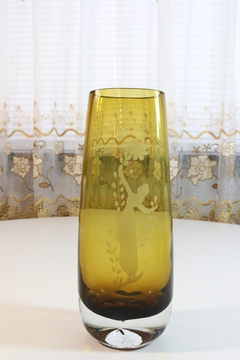 VAS, i färgat glas med etsad dekor -  25,5cm hög