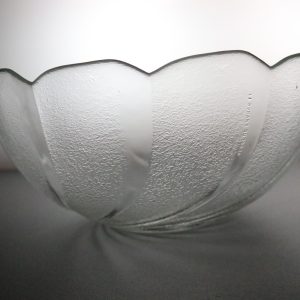 Vacker glasservis med stor skål och sex mindre glas