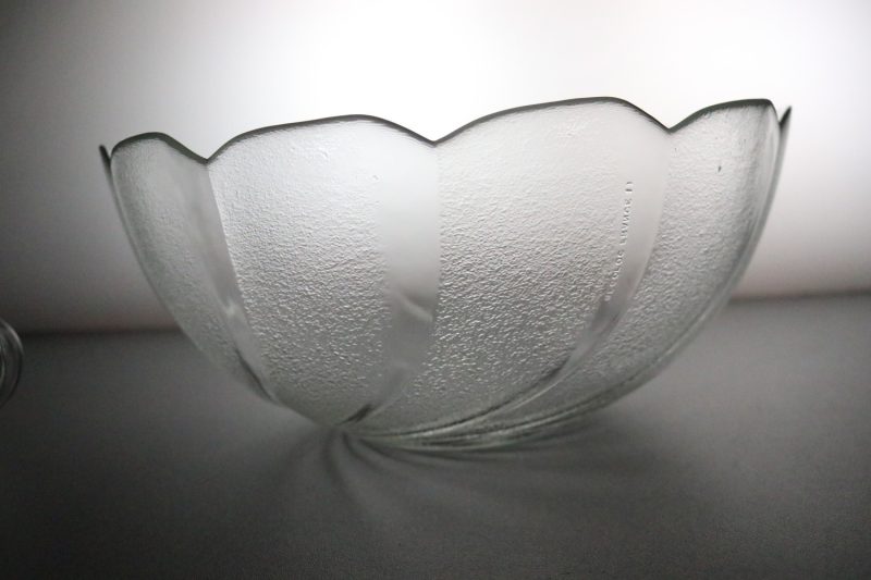 Vacker glasservis med stor skål och sex mindre glas