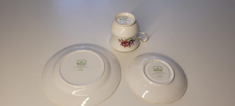 Kopp- och fat samt assiett med blommor (JULI) av ROSINA-QUEENS Anenome