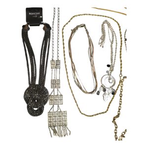 Elegant samling av 10 olika halsband och armband