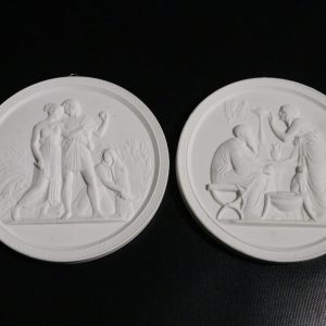 Set med två väggplattor – Royal Copenhagen, klassisk elegans