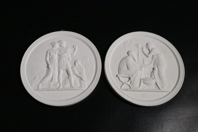 Set med två väggplattor – Royal Copenhagen, klassisk elegans