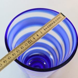 Stor glasvas, spiralmönster i blått