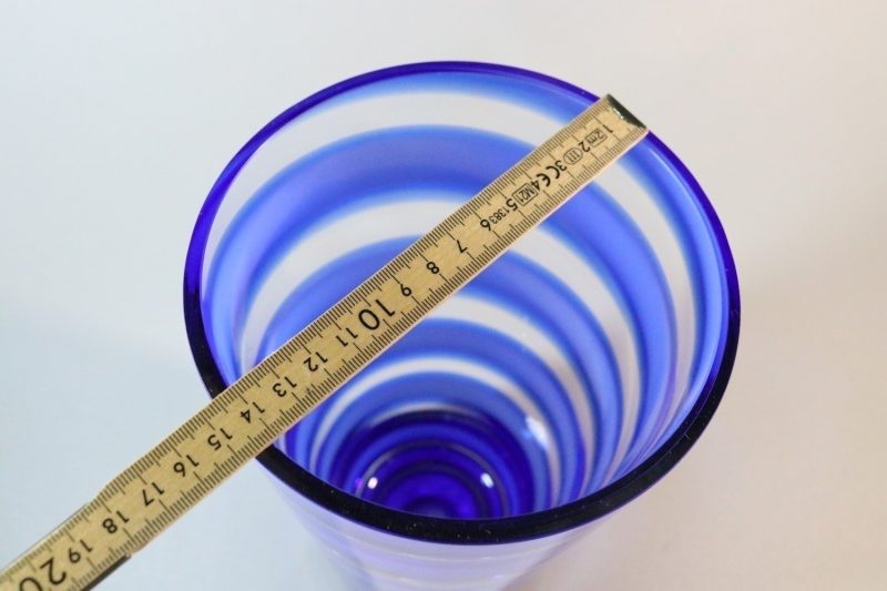 Stor glasvas, spiralmönster i blått