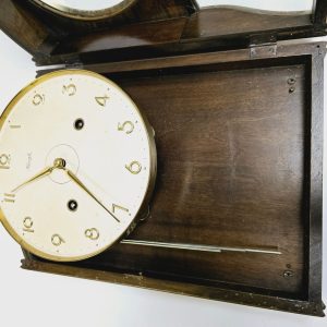 Elegant Väggklocka från Kienzle – Klassisk Design i Trä