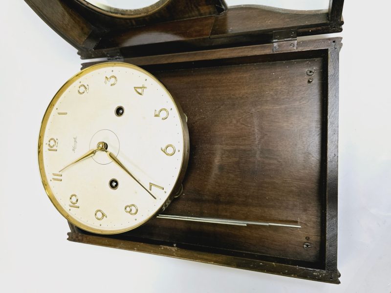 Elegant Väggklocka från Kienzle – Klassisk Design i Trä