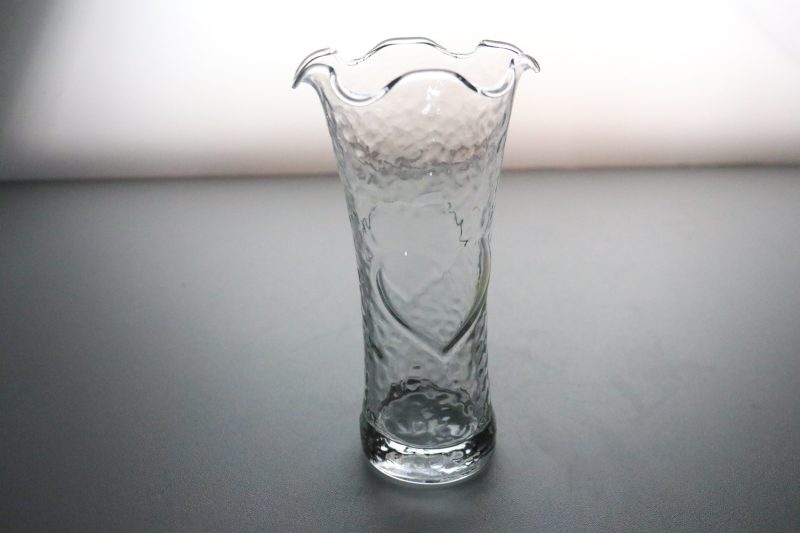 Vintage Anchor Hocking Heart Vas av klart glas, bågad brätte, stenig glasvas
