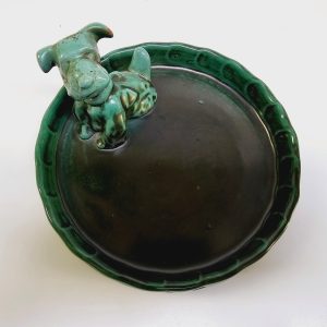 Grön dekorativ askkopp från EKEBY med hundmotiv – retro charm