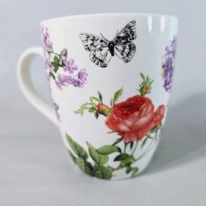 Muggar i porslin, med dekor av blommor och fjärilar - ICA