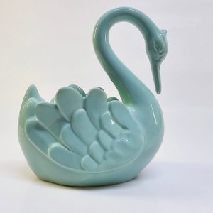 Elegant keramiksvan i mjuk grön färg – 20 cm hög