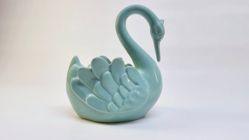 Elegant keramiksvan i mjuk grön färg – 20 cm hög