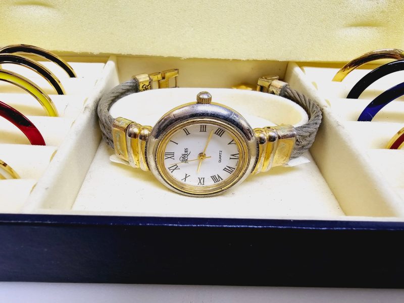 Elegant armbandsur från Jean Jacques – klassisk design med utbytbara ramar
