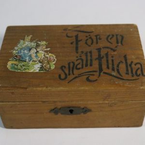 Charmig vintage trälåda med träskor och kamm – 'För en snäll flicka'