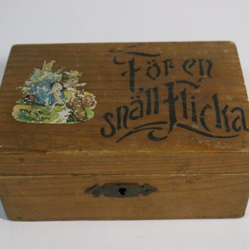 Charmig vintage trälåda med träskor och kamm – 'För en snäll flicka'