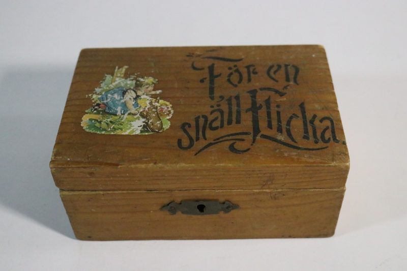 Charmig vintage trälåda med träskor och kamm – 'För en snäll flicka'