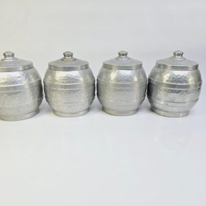 Charmigt set med fyra vintageburkar i hamrad aluminium – tidlös design