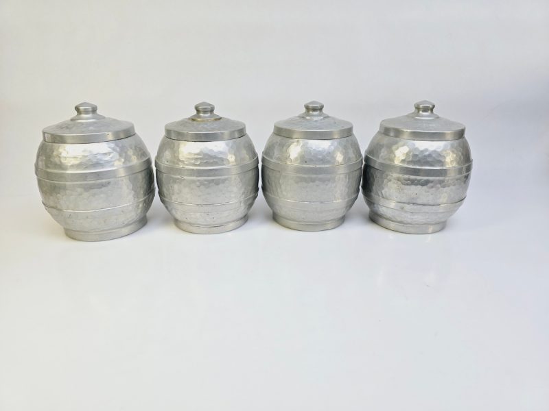 Charmigt set med fyra vintageburkar i hamrad aluminium – tidlös design