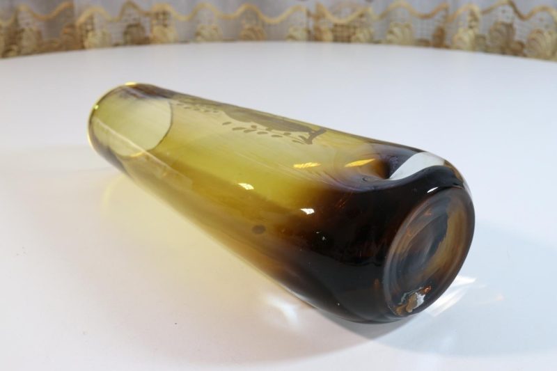 VAS, i färgat glas med etsad dekor -  25,5cm hög