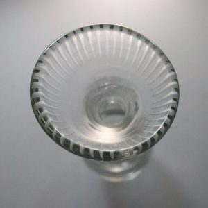 Vacker vas, troligen från svensk glasbruk, ca 29cm