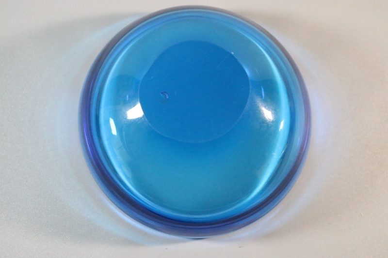 Blåfärgad glasskål, troligen från svensk glasbruk