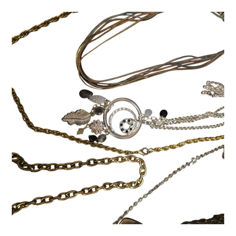 Elegant samling av 10 olika halsband och armband