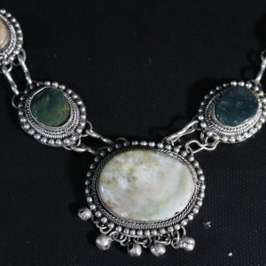 Halsband, med naturliga stenar, troligen handgjord, afrikansk ursprung Tuareg