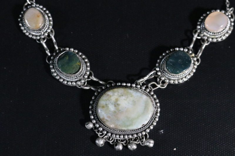 Halsband, med naturliga stenar, troligen handgjord, afrikansk ursprung Tuareg