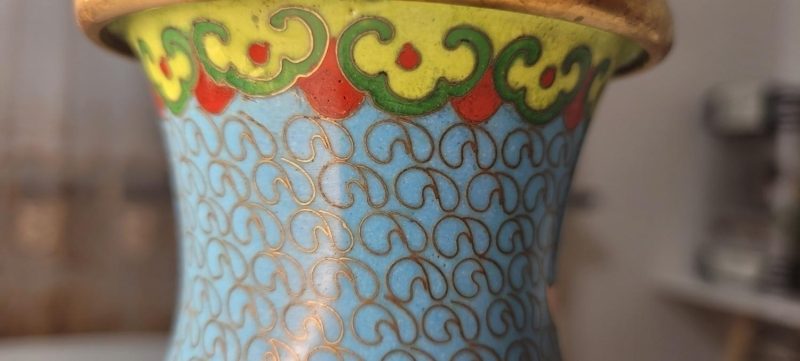 Blomvas, Kina 1900-tal, Cloisonne-vas dekorerad med pioner