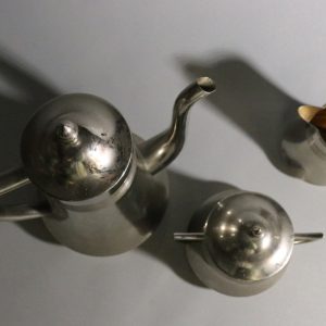 Elegant kaffekanna med tillhörande gräddkanna och sockerskål i nysilver
