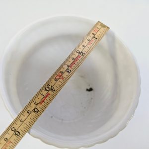 Elegant vit kruka med tidlös snirkelmönster - D14 cm