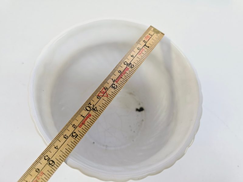 Elegant vit kruka med tidlös snirkelmönster - D14 cm