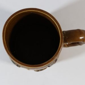 Mugg, dekorerad som en bikupa, keramik